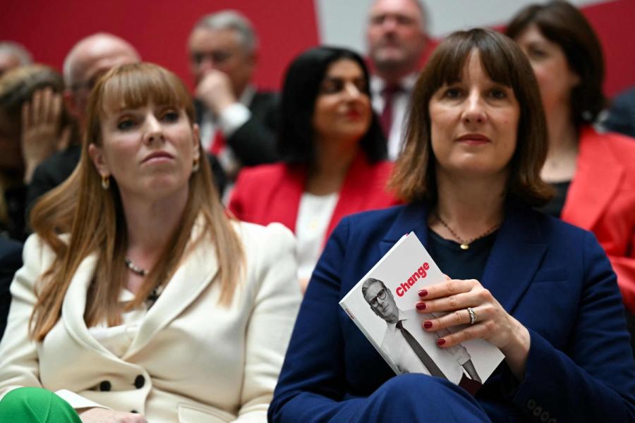 Labour skylder på de konservative for dårlig økonomi som følge av kutt. Nå skal de selv kutte i offentlige utgifter.