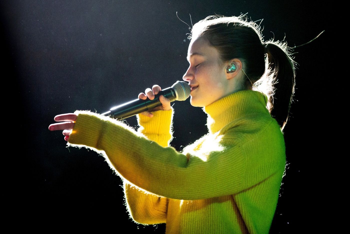 Artisten Sigrid (Sigrid Solbakk Raabe) på Vinjerock i Valdres. 
  
 Hun var headliner på festivalens åpningsdag. 
  
 Foto: Maria GossÈ 
 Journ: Aslag Olette Klausen