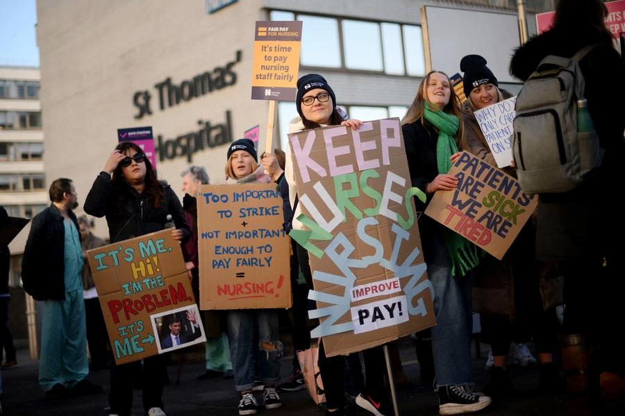 I dag mener nesten 70 prosent av britene at helsevesenet er underfinansiert. Men ingen kommer dem til unnsetning.
