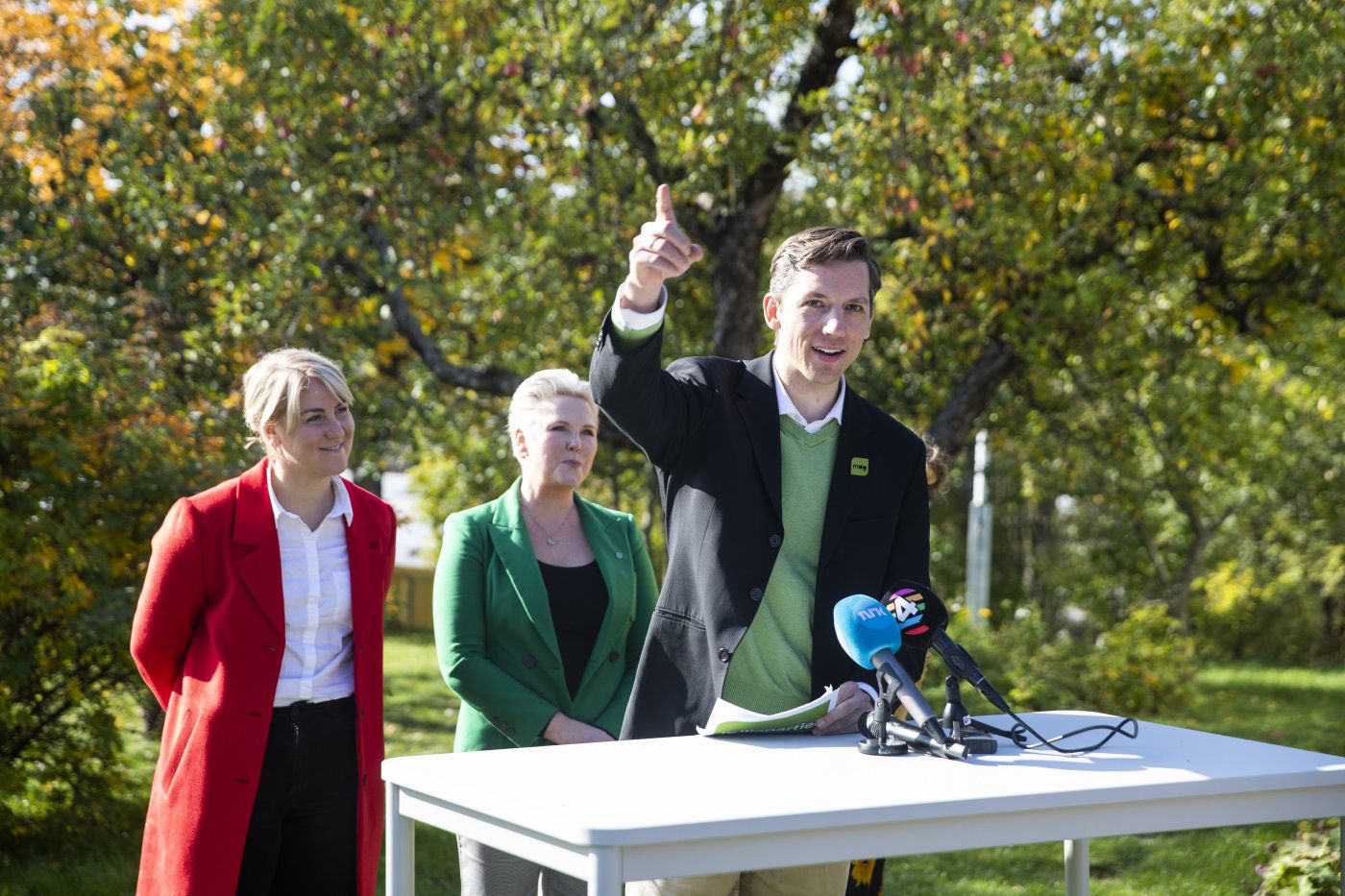 Lørenskog, NORGE 20191001. 
 Pressekonferanse  på Skårer Gård Lørenskog, om en felles plattform og et rødgrønt styre i Viken fylke. F.v: Tonje Brenna (Ap), Anne Beathe Tvinnereim (Sp), Kristoffer Robin Haug (MDG) og Camilla Sørensen Eidsvold (SV) (bak og ikke i bildet) 
 Foto: Berit Roald / NTB scanpix