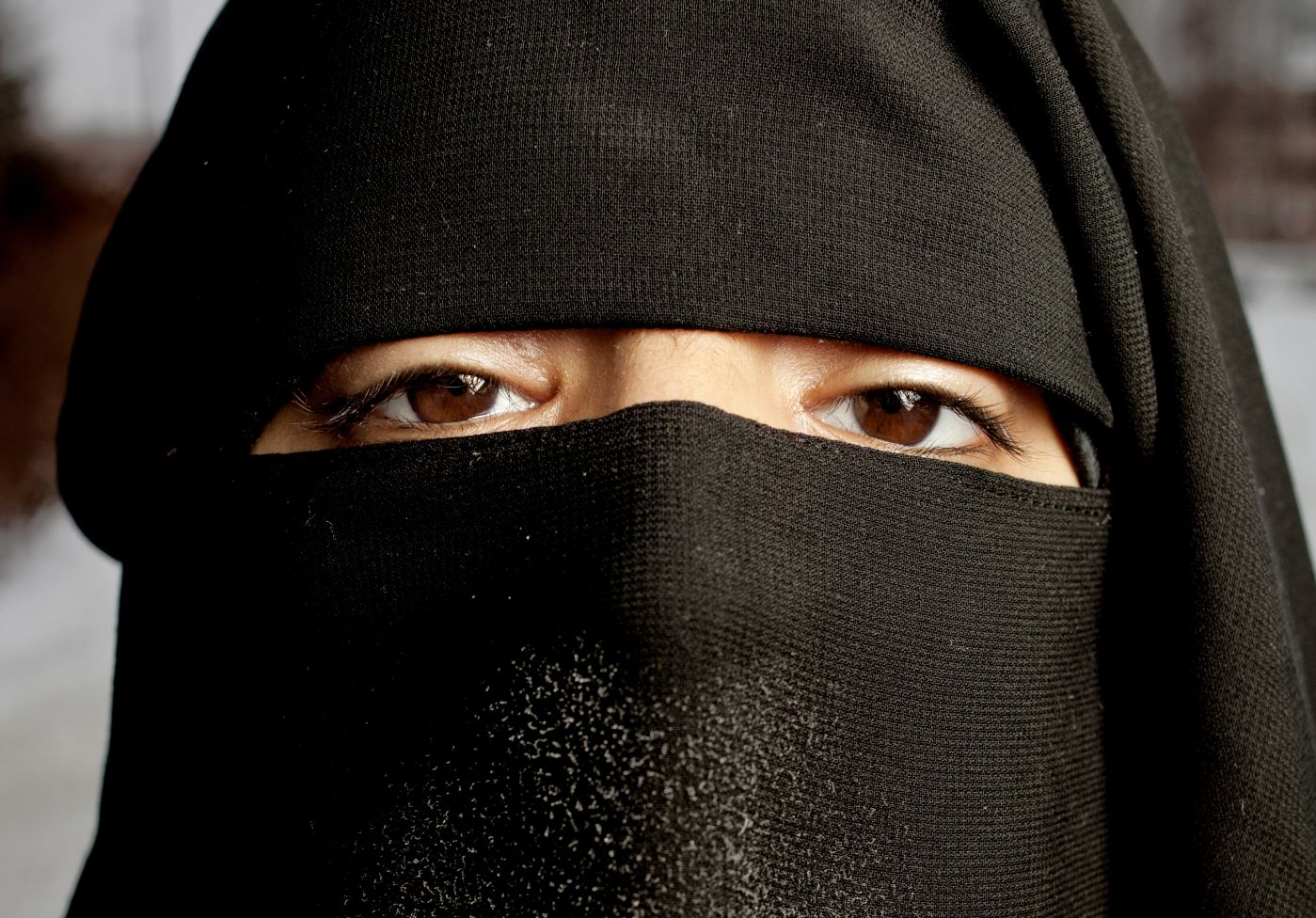 Aisha Shezadi er en 19 år gammel norskfødt jente som frivillig har valgt å kle seg i niqab. Hun er medforfatter av boken "Utilslørt - Muslimsk Råtekst" og onsdag 25. mai 2011 hadde hun en artikkel i VG under tittelen "Tør du se meg".