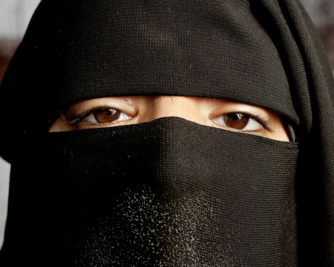 Aisha Shezadi er en 19 år gammel norskfødt jente som frivillig har valgt å kle seg i niqab. Hun er medforfatter av boken "Utilslørt - Muslimsk Råtekst" og onsdag 25. mai 2011 hadde hun en artikkel i VG under tittelen "Tør du se meg".