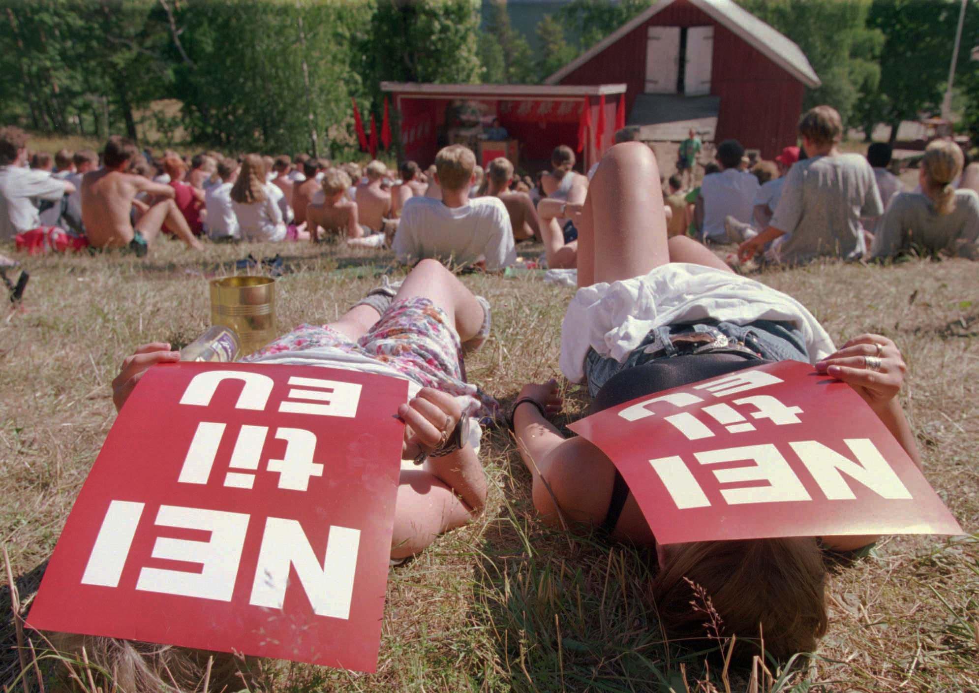 Jens Stoltenberg skjuler seg bak plakaten til venstre på bildet, fra Utøya i 1994. Han var på ja-sida, mens AUF stort sett gikk for nei. Foto: LISE ÅSERUD, NTB