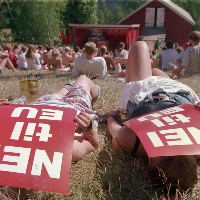 Jens Stoltenberg skjuler seg bak plakaten til venstre på bildet, fra Utøya i 1994. Han var på ja-sida, mens AUF stort sett gikk for nei. Foto: LISE ÅSERUD, NTB