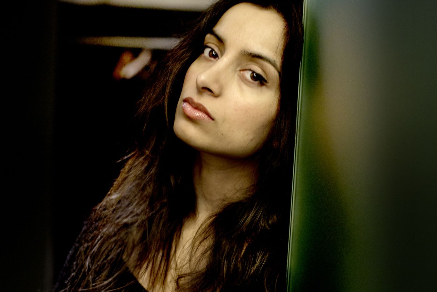 Portrett av Thathaal Deeyah (tidligere Deepika). Hennes foreldre er fra hhv Pakistan og Afghanistan, hun er født i Norge men flyttet fra landet i 2005, angivelig på grunn av trusler/trakassering fra det pakistanske miljøet. Nå er hun aktuell med en film om æresdrap som ble vist i Norge denne uken.