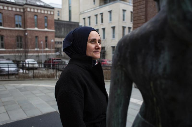 Mellom kulturer: Dilek Akdave er muslimsk kulturkonsulent på St. Olavs hospital, hvor hun gir råd om alt fra gynekologiske undersøkelser til dødsbudskap og familievisitter.