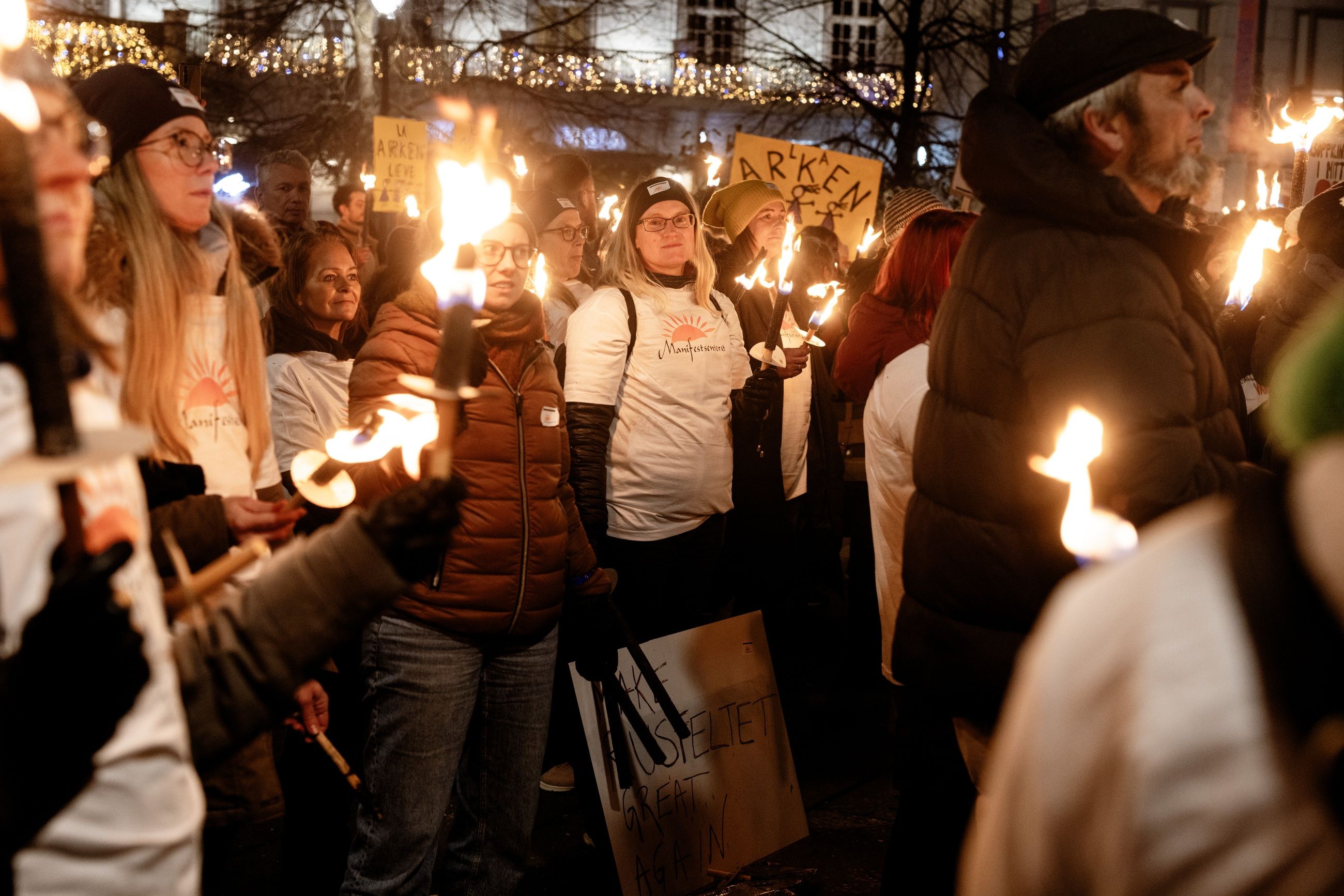 OPPGITT: Overlege Siv Kjelsås Kvinge (i midten) demonstrerer mot nedbygging av tilbud for rushavhengige.