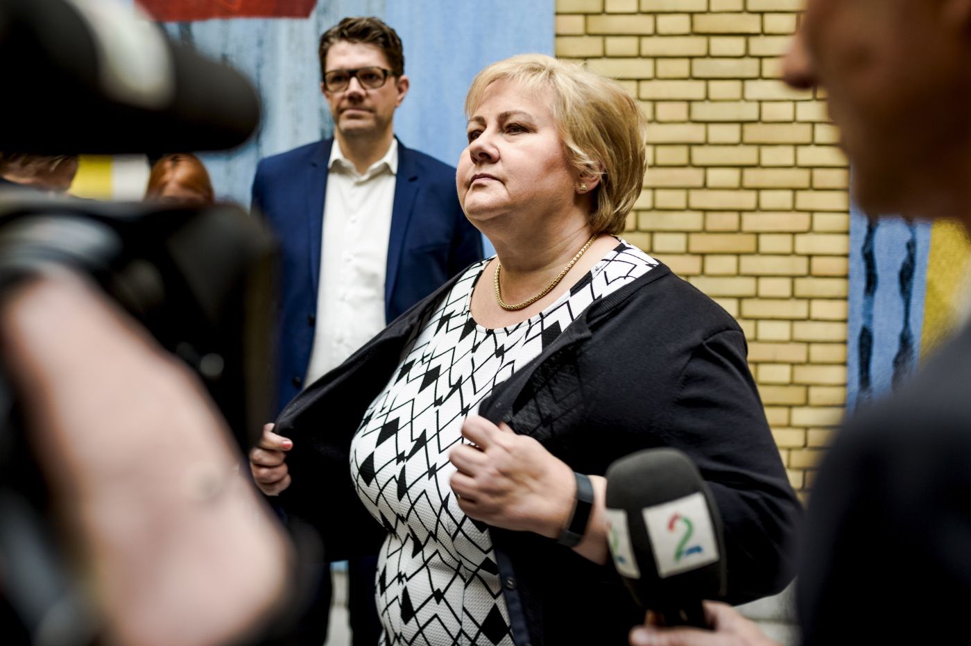 Oslo 18.04.18: Statsminister Erna Solberg intvervjues i vandrehallen etter Stortingets spørretime. Foto: John Trygve Tollefsen