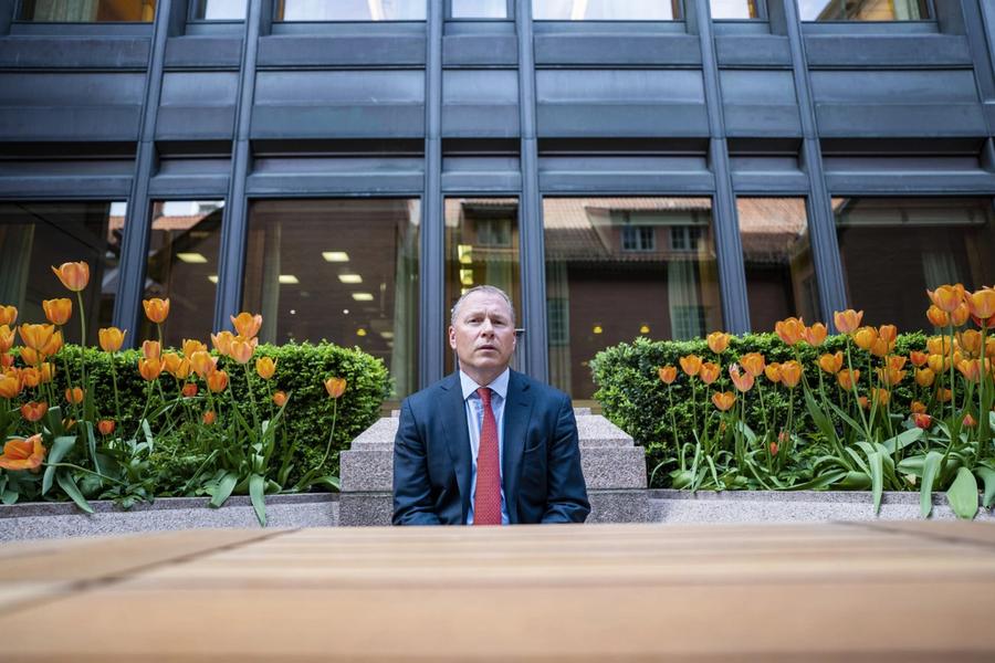 Hvem takker nei til en middag eller en reise hvis du vet at det ryker millioner på det, spør kunsthistoriker.