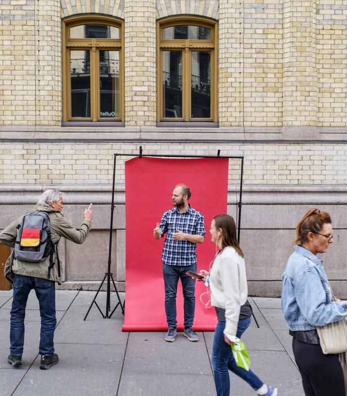 OPPSTILLING: Mímir Kristjánsson i Raudt er sjølv skuldig i å kjefte på regjeringa. Når Klassekampen inviterer til fotografering, er det han som får ærlege tilbakemeldingar.