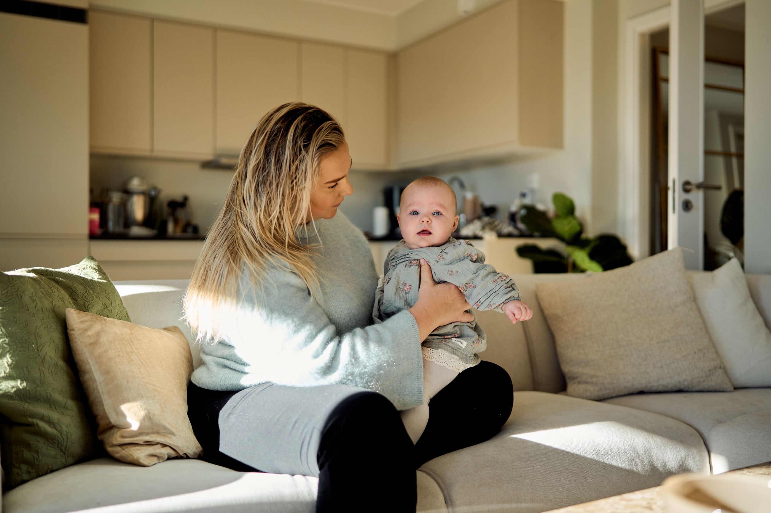 Nybakt mor: Olea på fem måneder sitter godt på fanget til mamma Ane Refseth i sofaen hjemme i Oslo.