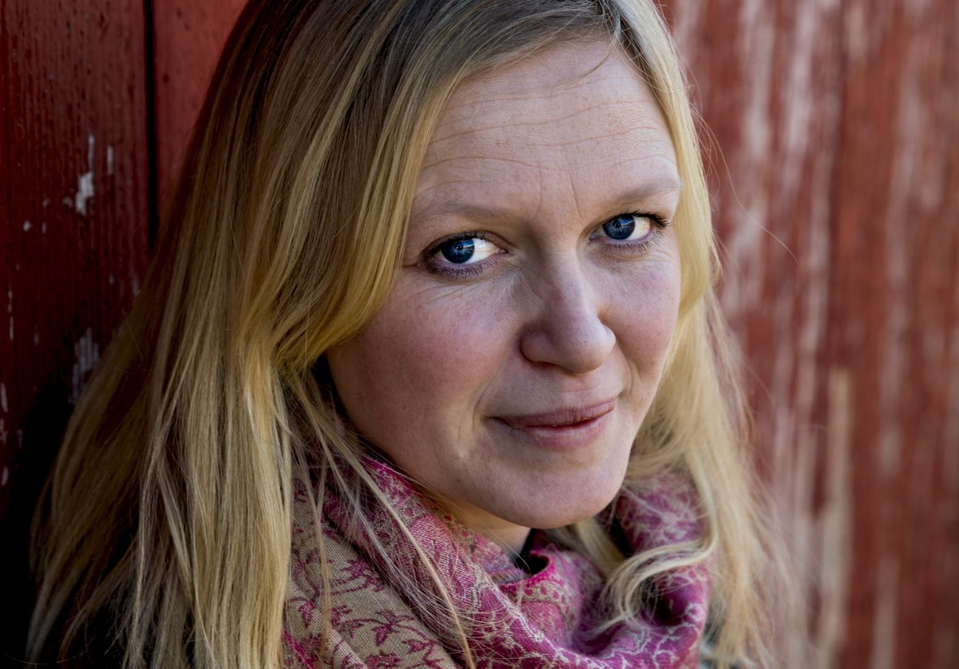 Portrett med barnebokforfatter Maria Parr, i hennes hjembygd Fiskå i Vanylven. 
  
 Foto: Tom Henning Bratlie