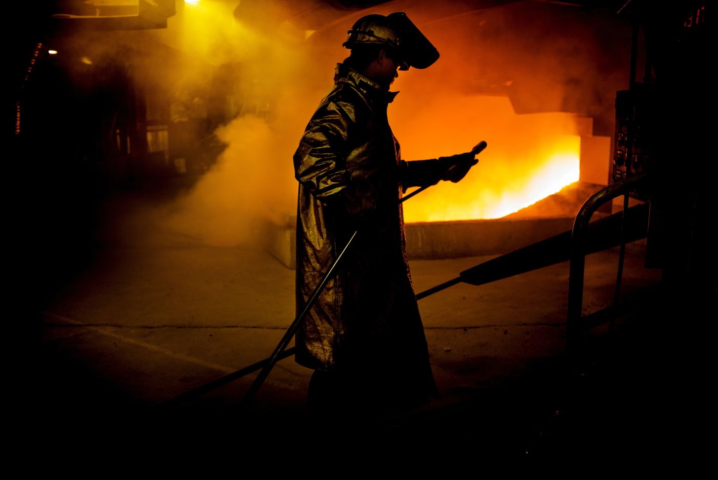 Smelteverket i Sauda, norsk  industri. Her stivner flytende mangan i blokker. Mangan brukes til å gjøre stålet sterkere. Industriarbeider, hjørnesteinsbedrift, kraftkrevende industri. Smelteverksarbeider, prosessarbeider, fagforening. lærling