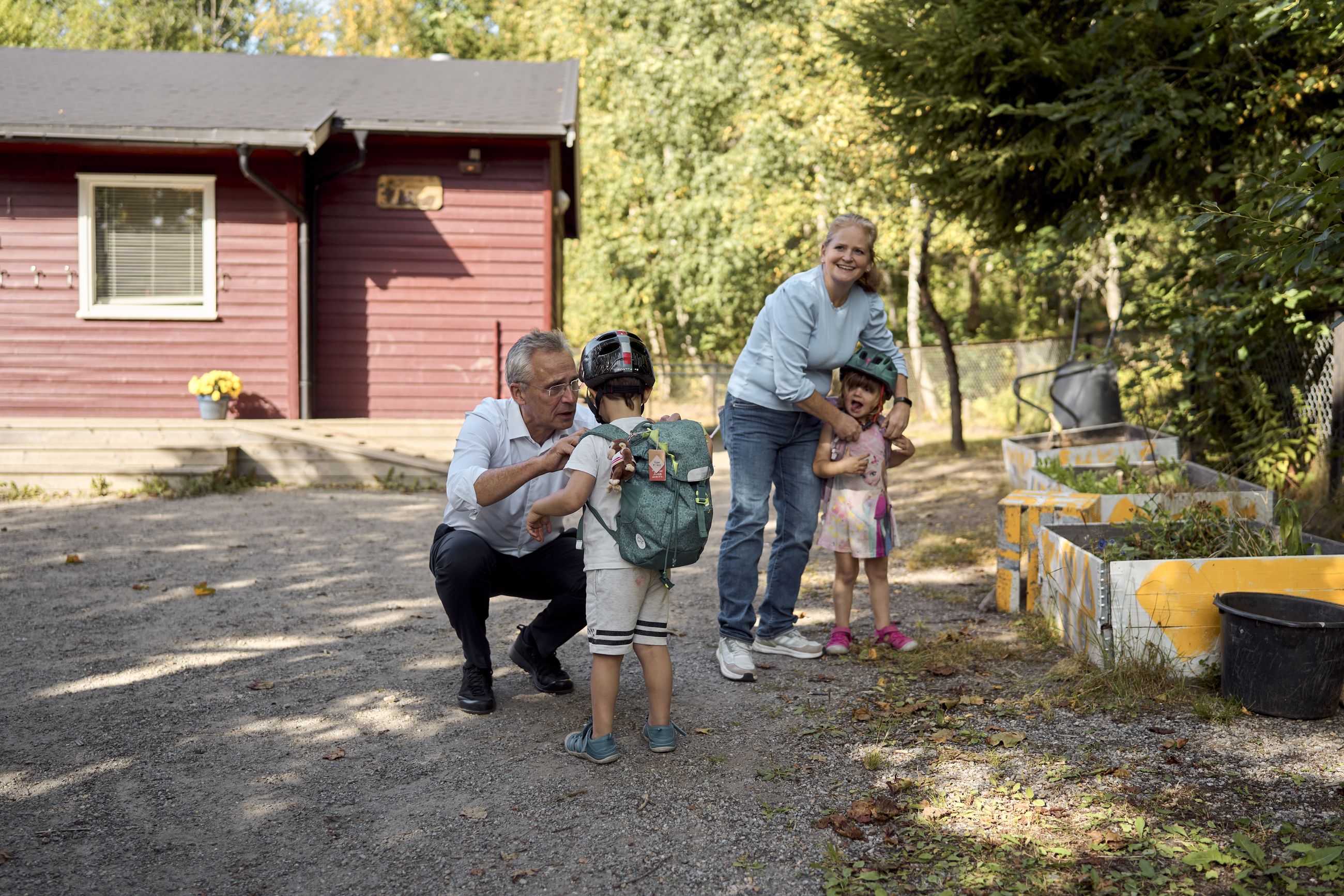 Vanlige folks tur: Finansminister Jens Stoltenberg er med når mamma Ingrid Oalann Pedersen henter tvillingene Jonas og Signe i barnehagen.