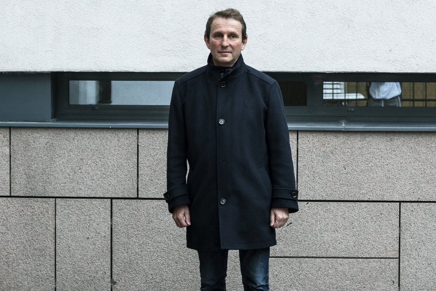 Rolf Golombek utenfor synagogen til Det Mosaiske Trossamfund i Oslo. Nylig aksjonerte nynazister utenfor på en jødisk helligdag. 
  
 Foto: Hanna Kristin Hjardar, Klassekampen