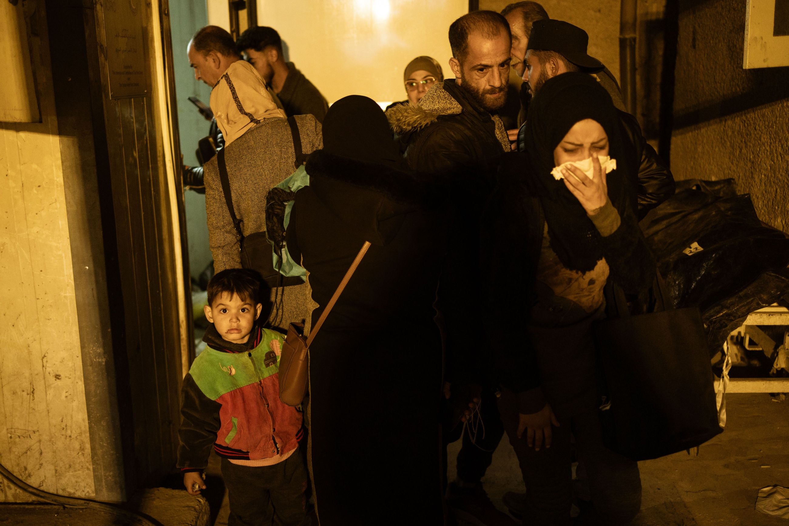 MERKET FOR LIVET: Folk strømmer til likhuset ved al-Mujtahid-sykehuset med et håp om å finne spor etter sine kjære. Mohammed (4) holder hånda til Mays, som leter etter broren sin. Pappaen til Mohammed døde i Palmyra.