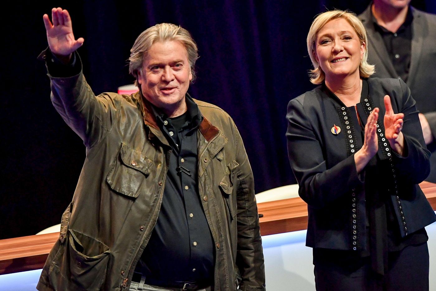 France's far-right party Front National (FN) president Marine Le Pen (R) applauds former US President advisor Steve Bannon after his speech during the Front National party annual congress, on March 10, 2018 at the Grand Palais in Lille, northern France. / AFP PHOTO / PHILIPPE HUGUEN