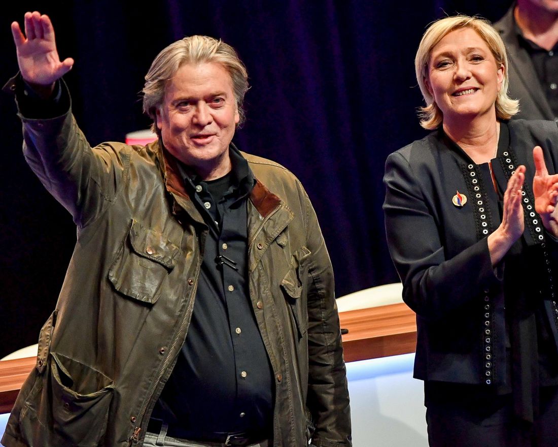 France's far-right party Front National (FN) president Marine Le Pen (R) applauds former US President advisor Steve Bannon after his speech during the Front National party annual congress, on March 10, 2018 at the Grand Palais in Lille, northern France. / AFP PHOTO / PHILIPPE HUGUEN