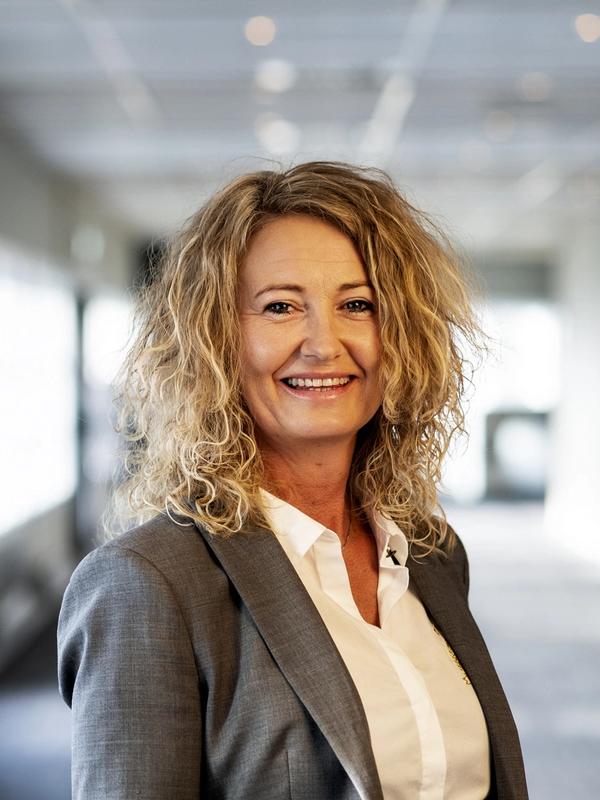 Unni Nilsen Husøy er førstekandidat for Frp i Lyngdal kommune og gift med førstekandidaten til Ap i Lyngdal kommune. Når valkampen nærmar seg, kan det ta litt fyr, seier ho.