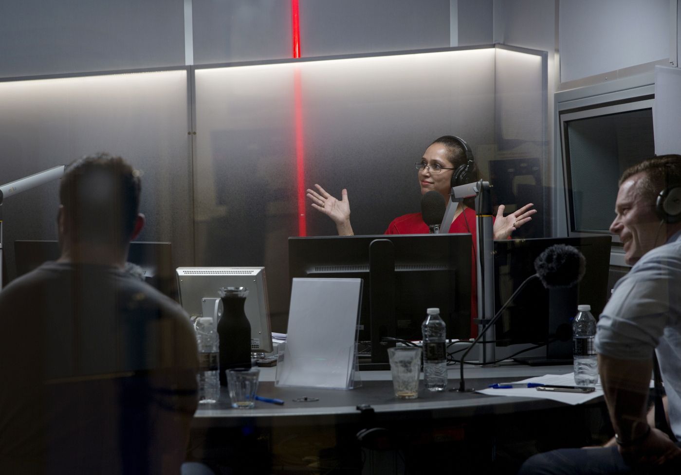 2018.10.31 Radio24syv, programleder Rushy Rashid fra Rushys Roulette i studioet. København, Danmark. Foto: Kristian Ridder-Nielsen/Klassekampen