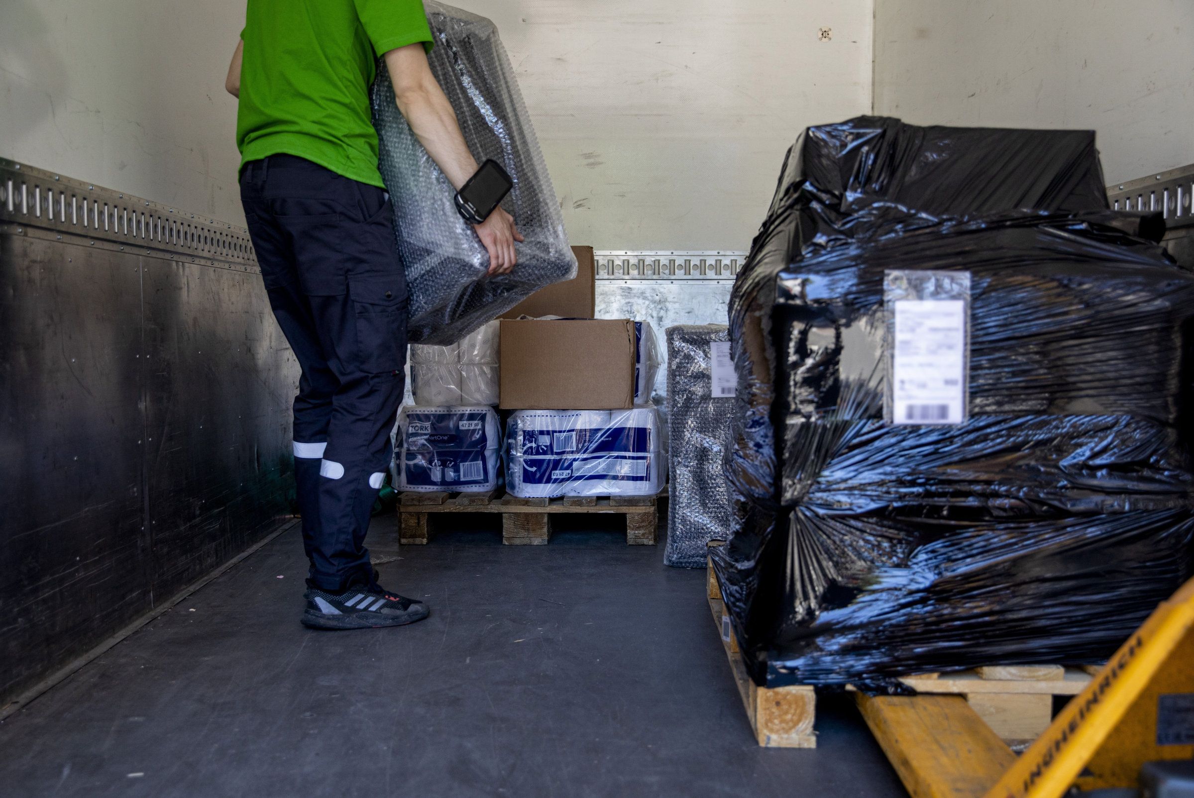 NB: Etikettene på pakkene er sladdet for å ivareta sjåførens anonymitet. Dette må det opplyses om ved bruk! 
  
 En sjåfør som jobber for Bring som selvstendig næringsdrivende, laster inn varer i en bil. 
  
 Etterspørselen etter hjemlevering av varer har eksplodert under pandemien. Transporten er ofte svært billig eller helt gratis for kundene. Klassekampen har undersøkt budbransjen for å finne ut hvordan arbeidsforhold og lønnsnivå er for sjåførene som leverer varer til deg. 
  
 Foto: Tom Henning Bratlie