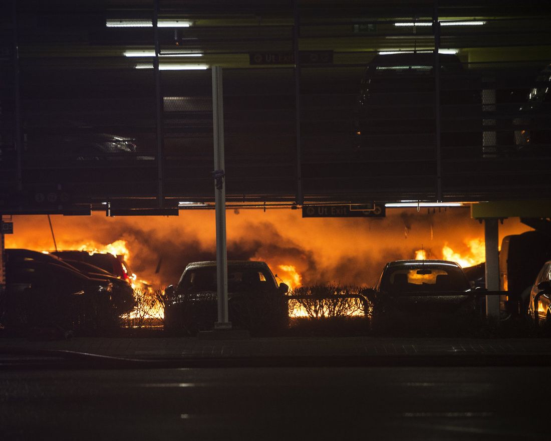 Sola 20200107. 
 Brann i parkeringshuset på Stavanger lufthavn Sola 
 Foto: Carina Johansen / NTB scanpix