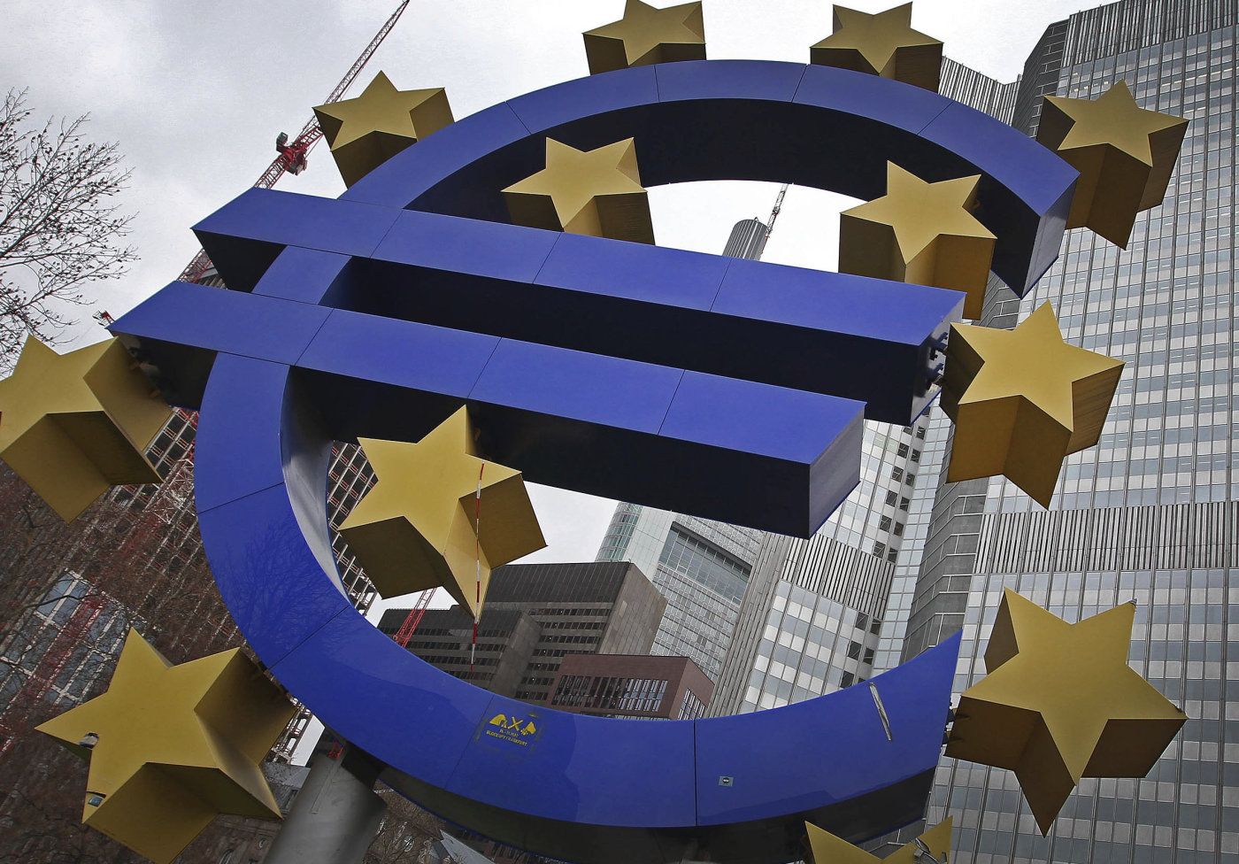 The EURO logo is seen in front of the European Central Bank ECB prior to the meeting of the Governing Council in Frankfurt/Main, Germany, on January 10, 2013. The European Central Bank rang in the New Year with its rates on hold at an all-time low at its first policy meeting of 2013 on Thursday January 10, amid new signs the eurozone debt crisis could be easing.AFP PHOTO / DANIEL ROLAND