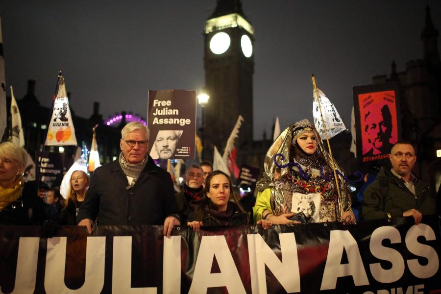 Wikileaks’ Kristinn Hrafnsson ber Anniken Huitfeldt forklare sin taushet om Julian Assange-saken.