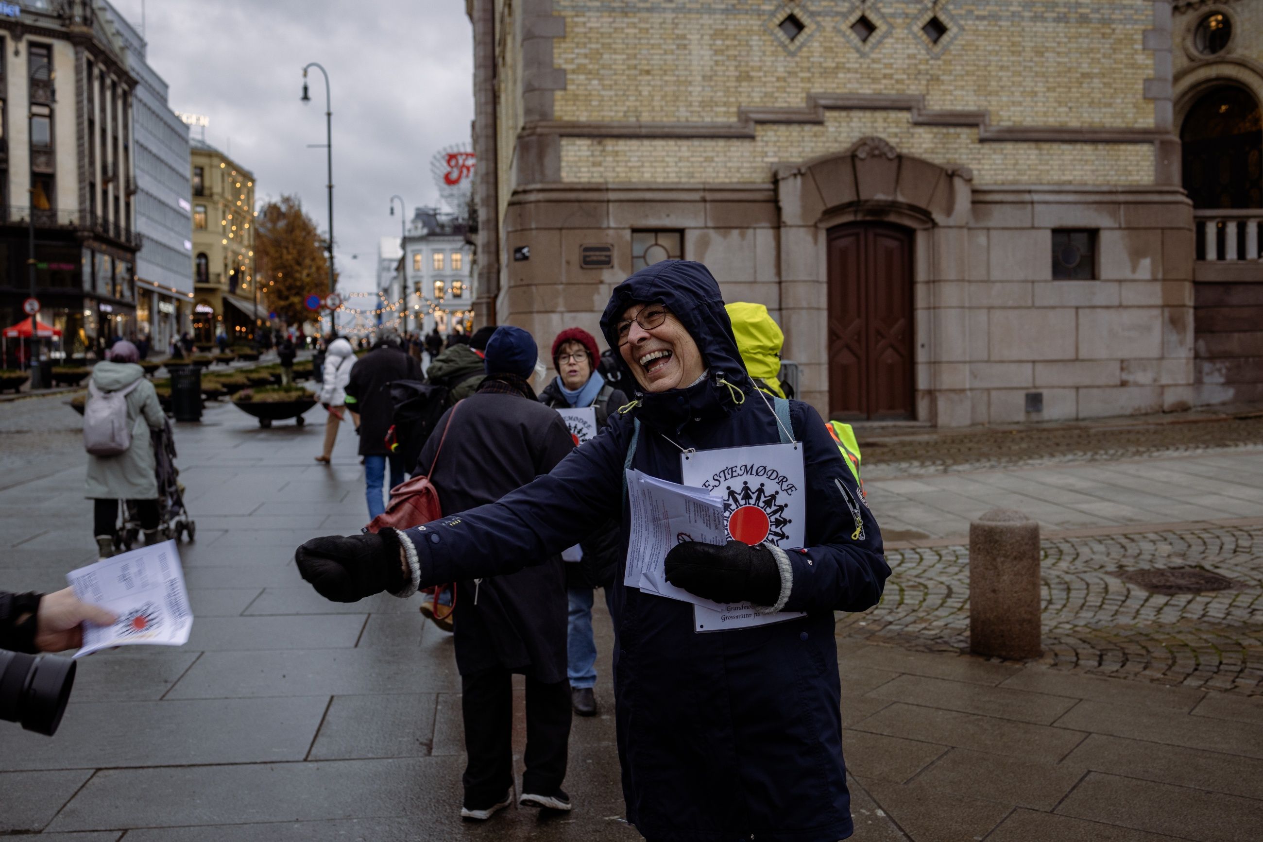 : Penny Heymans deler ut ukas løpeseddel fra Bestemødre for fred.