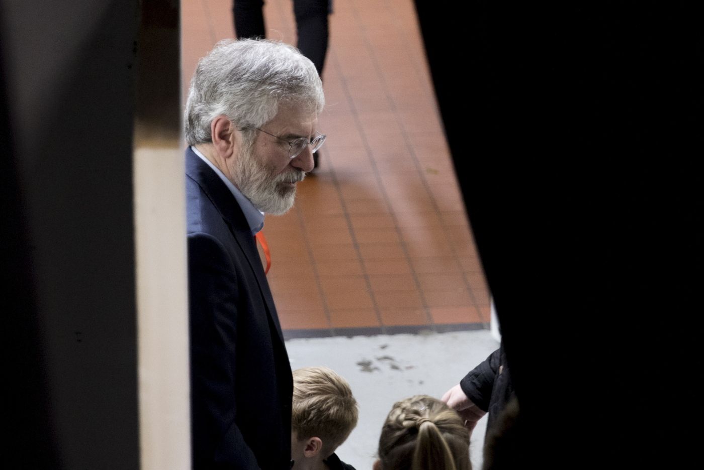 Fra det ekstraordinære landsmøtet (ard fhÈis speisialta) til det republikanske partiet Sinn FÈin, Dublin, lørdag 10. februar 2018, der partiet tok formelt travel med Garry Adams (bildet) og ditto insatte sin nye leder Mary Lou McDonald. 
  
 Foto: Tom Henning Bratlie