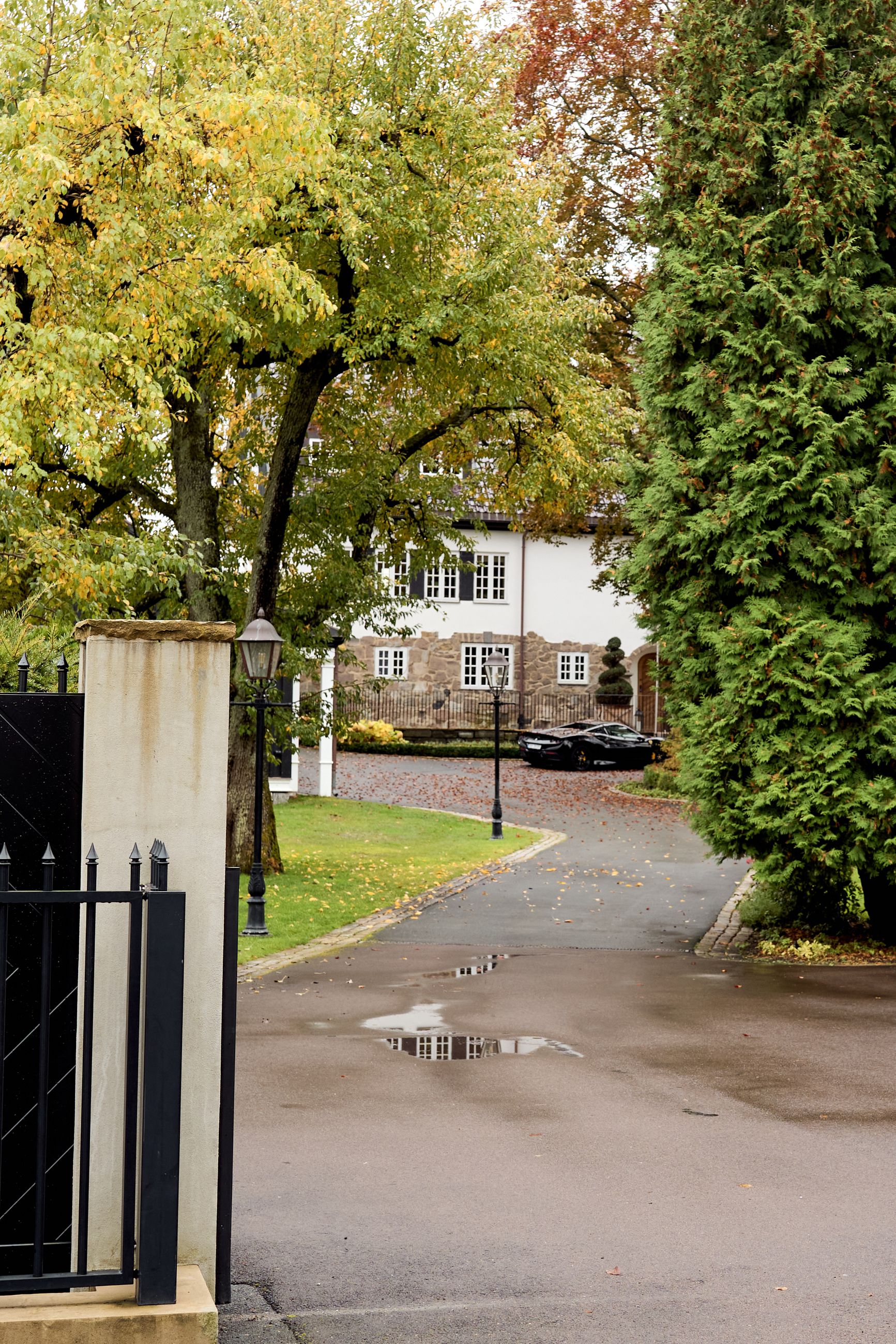 REKORD: Her skimtes eiendommen til Katharina Andresen i Admiral Børresens vei. Den ble hennes for 585 millioner kroner, tidenes dyreste i Norge. Ektemannen Frederic Kvasnes eier Ferrarien F8 Spider til rundt 4 millioner kroner. Den går fra 0 til 100 km/t på under tre sekunder.