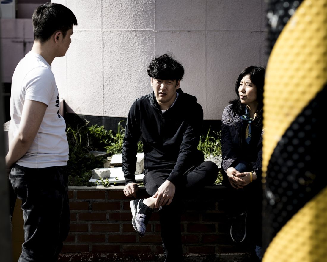 Changwon, Sør-Korea, April 2018. Fra venstre Kang Myoung Ho og Sim Gyu Young. Fotografier til dokument om ulykken med Martin Linge plattformen. Foto: Christopher Olssøn.