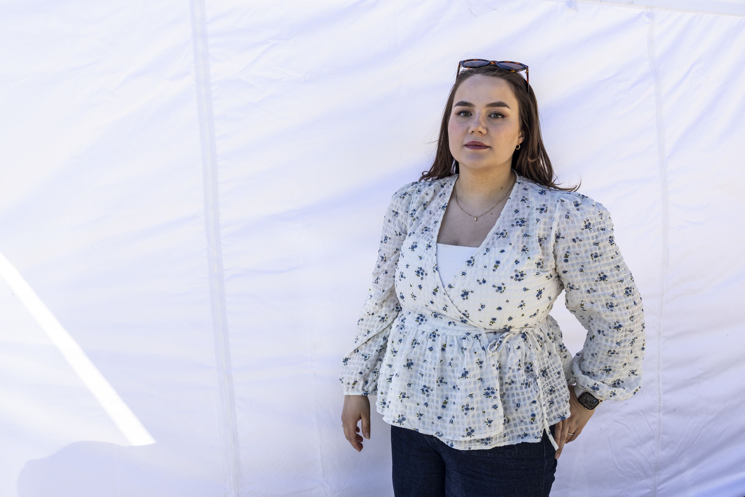 KAMPVILLIG: Oda Marita Sæland står vakt i partyteltet utenfor Andresen Karosseri i Ski, der de ansatte streiker for tariffavtale.