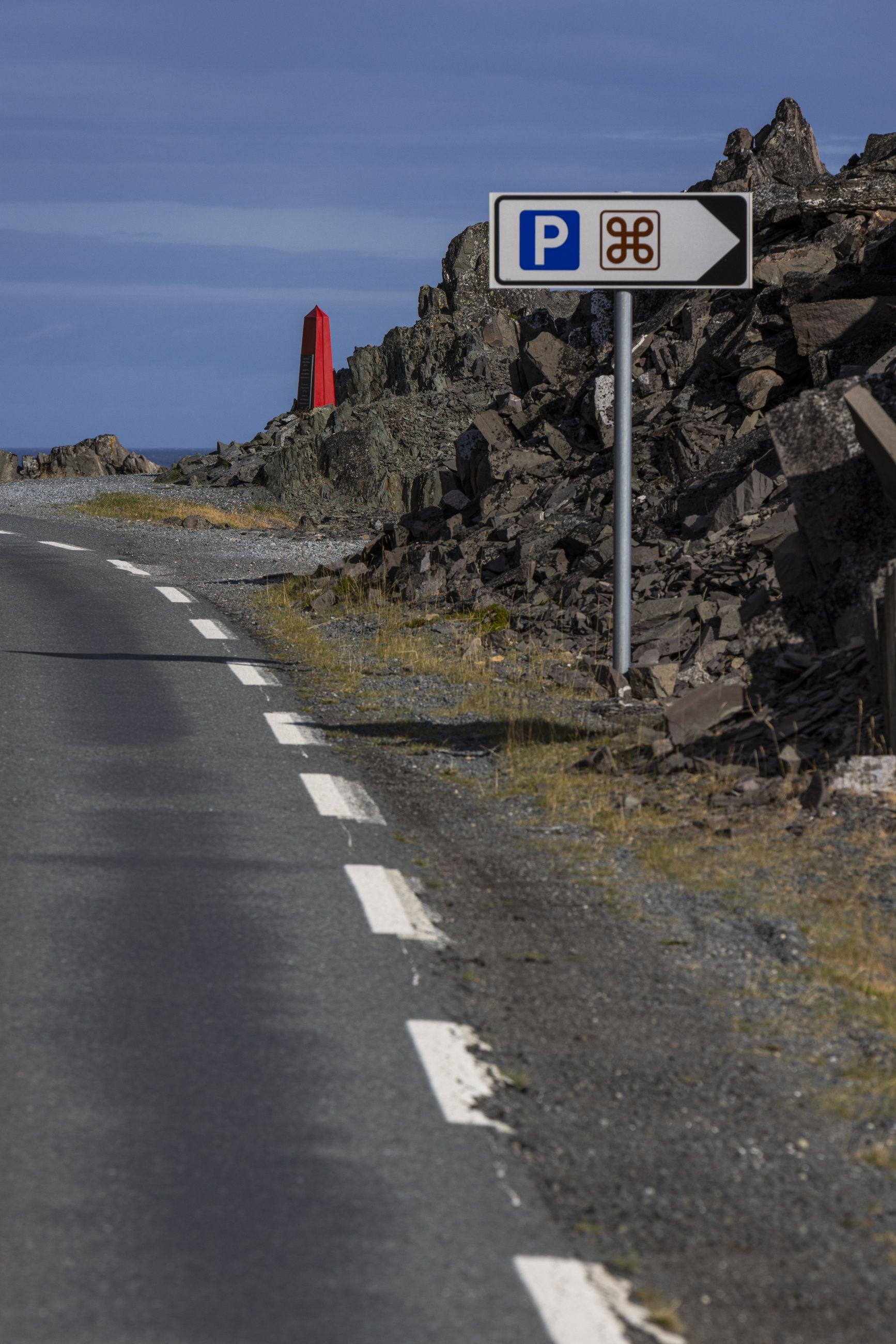 Riv det ned: På Segelodden i Persfjord står en rød obelisk til minne om de partisanene som ble drept akkurat her i 1943. Monumentet ble satt opp av Vardøhus museumsforening og den russiske veteranforeningen Skjold i 2018. Nå vil ordføreren ha det bort.