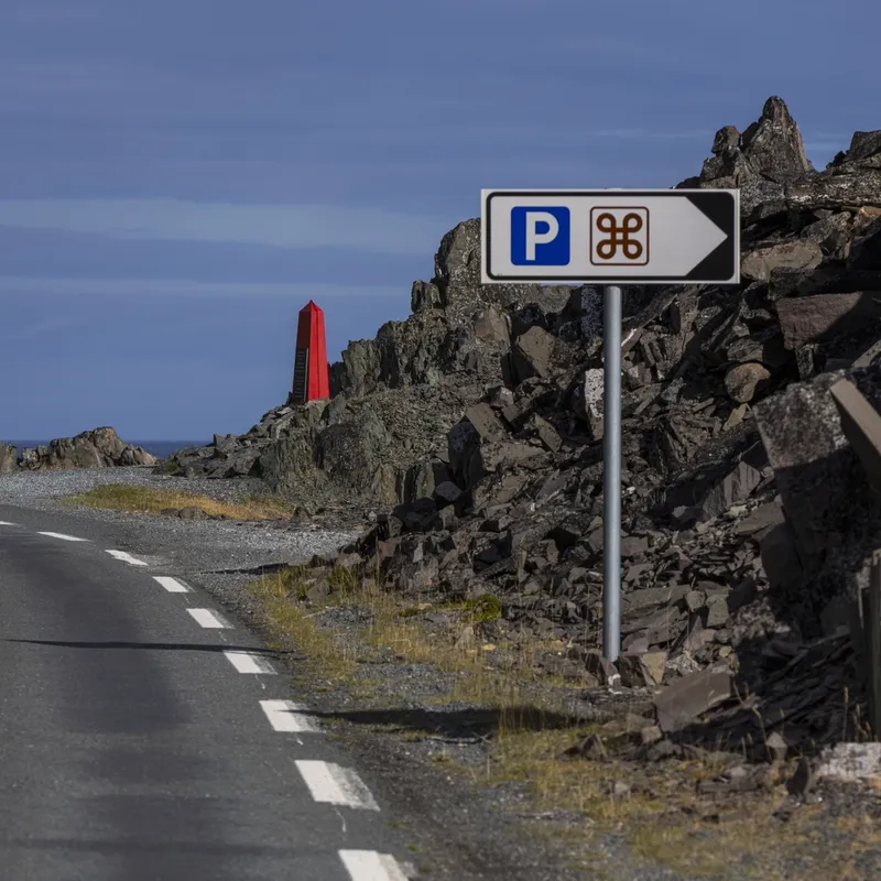 Riv det ned: På Segelodden i Persfjord står en rød obelisk til minne om de partisanene som ble drept akkurat her i 1943. Monumentet ble satt opp av Vardøhus museumsforening og den russiske veteranforeningen Skjold i 2018. Nå vil ordføreren ha det bort.