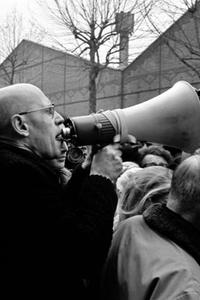 AKTIVIST: Den franske historikeren og teoretikeren Michel Foucault gikk ofte fra skrivebordet og ut i gatene. Her fra en protest utenfor Renault-fabrikken i Boulogne-Billancourt i 1972. Filosof Arne Johan Vetlesen mener Foucault bidro til å svekke statlige institusjoner.
FOTO: JOSEE LORENZO, INA/GETTY