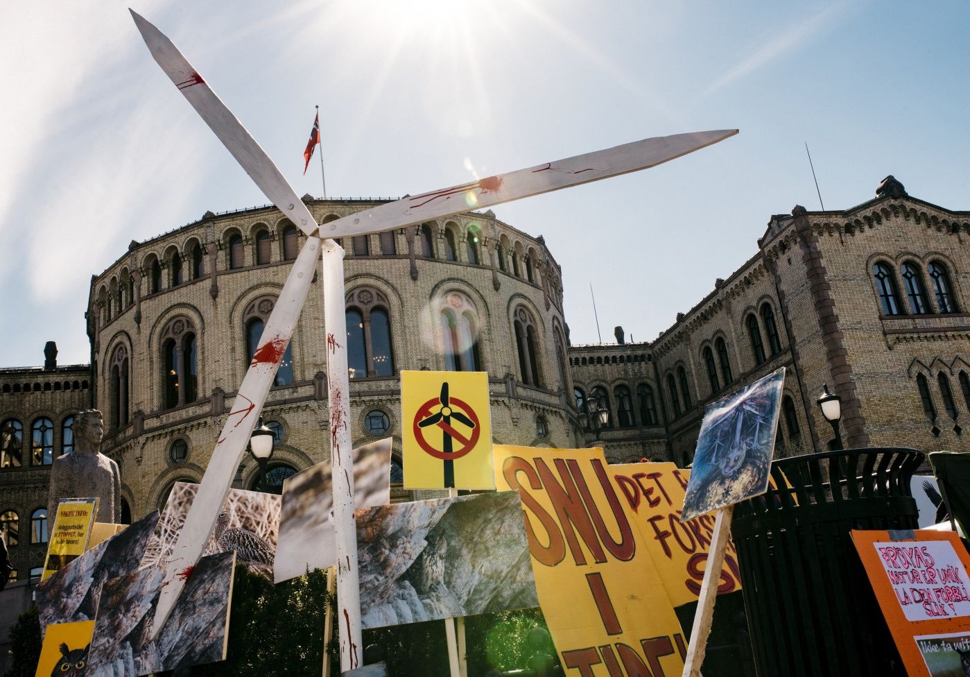 Aksjonistene fra La Naturen Leve og fra Motvind møttes utenfor Stortinget torsdag 1430. Foto: Hanne Marie Lenth Solbø