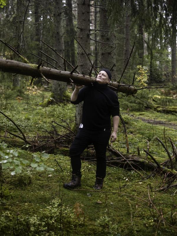Jannik Abel er mest redd i møte med mennesker. Likevel tar hun til gatene hver uke for å fotografere tusenvis av folk.
