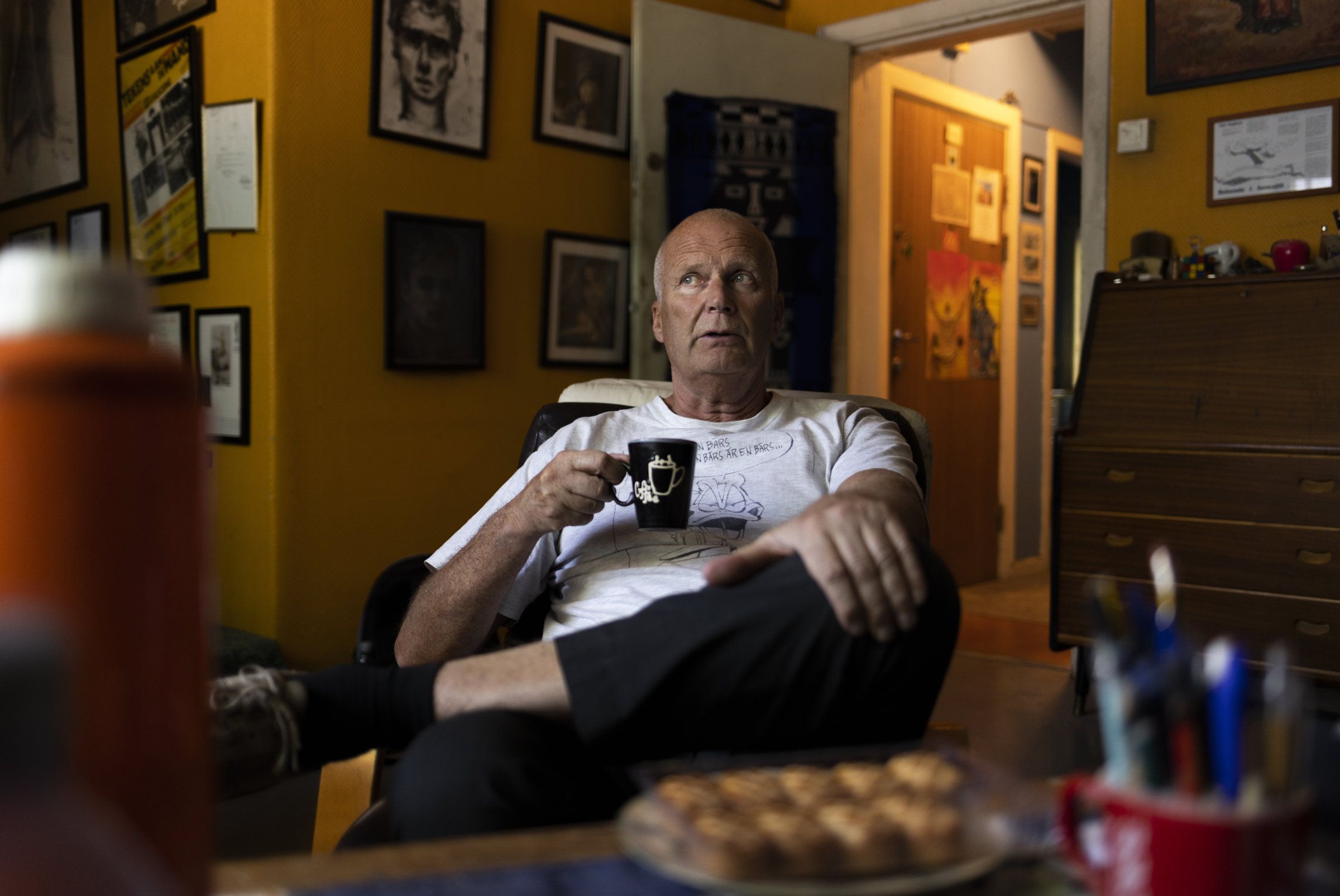 Innenriks: kommunale leiligheters historie fortalt gjennom Geir Haglands’ liv. Geir er avbildet i sin leilighet på Grunerløkka.