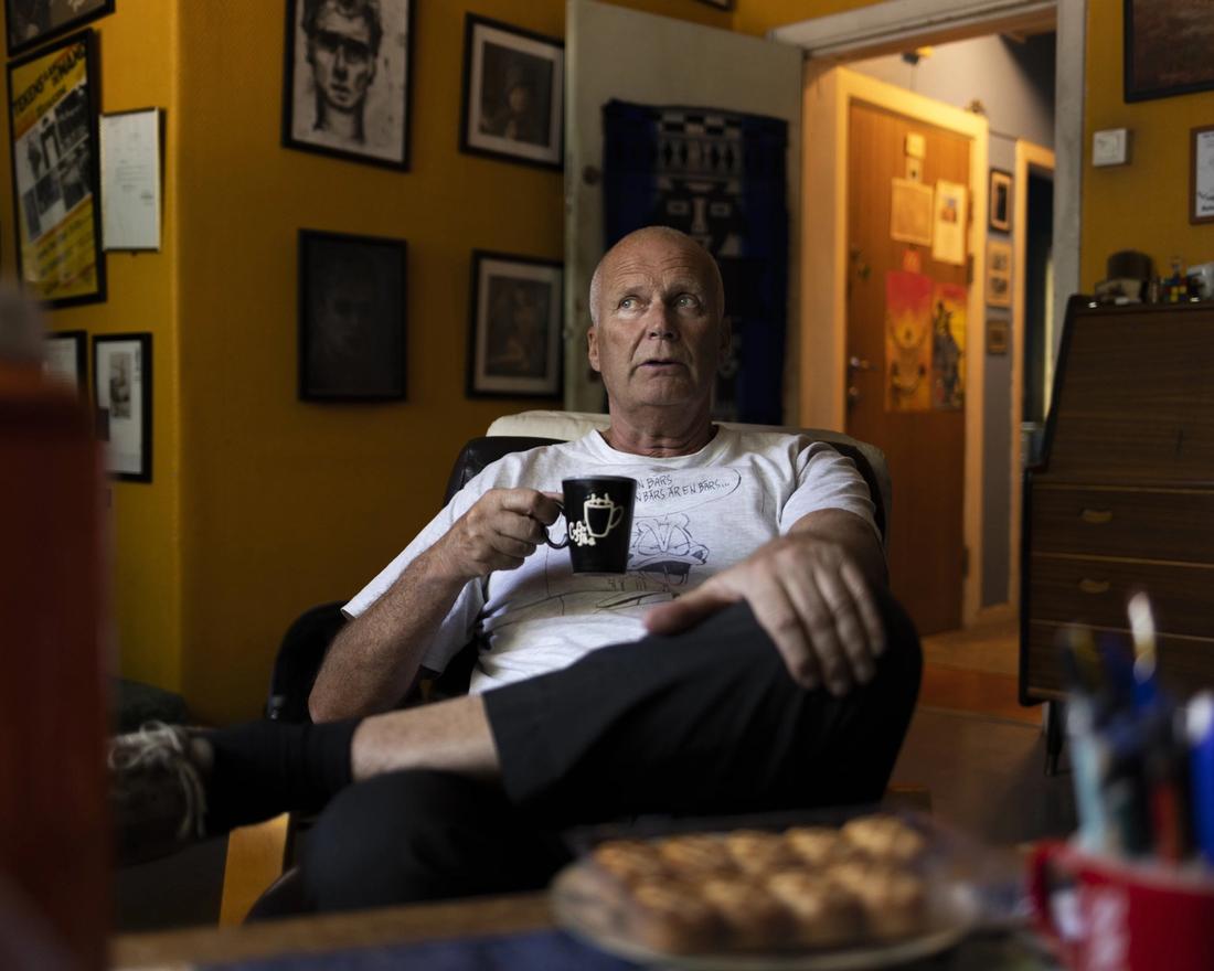 Innenriks: kommunale leiligheters historie fortalt gjennom Geir Haglands’ liv. Geir er avbildet i sin leilighet på Grunerløkka.