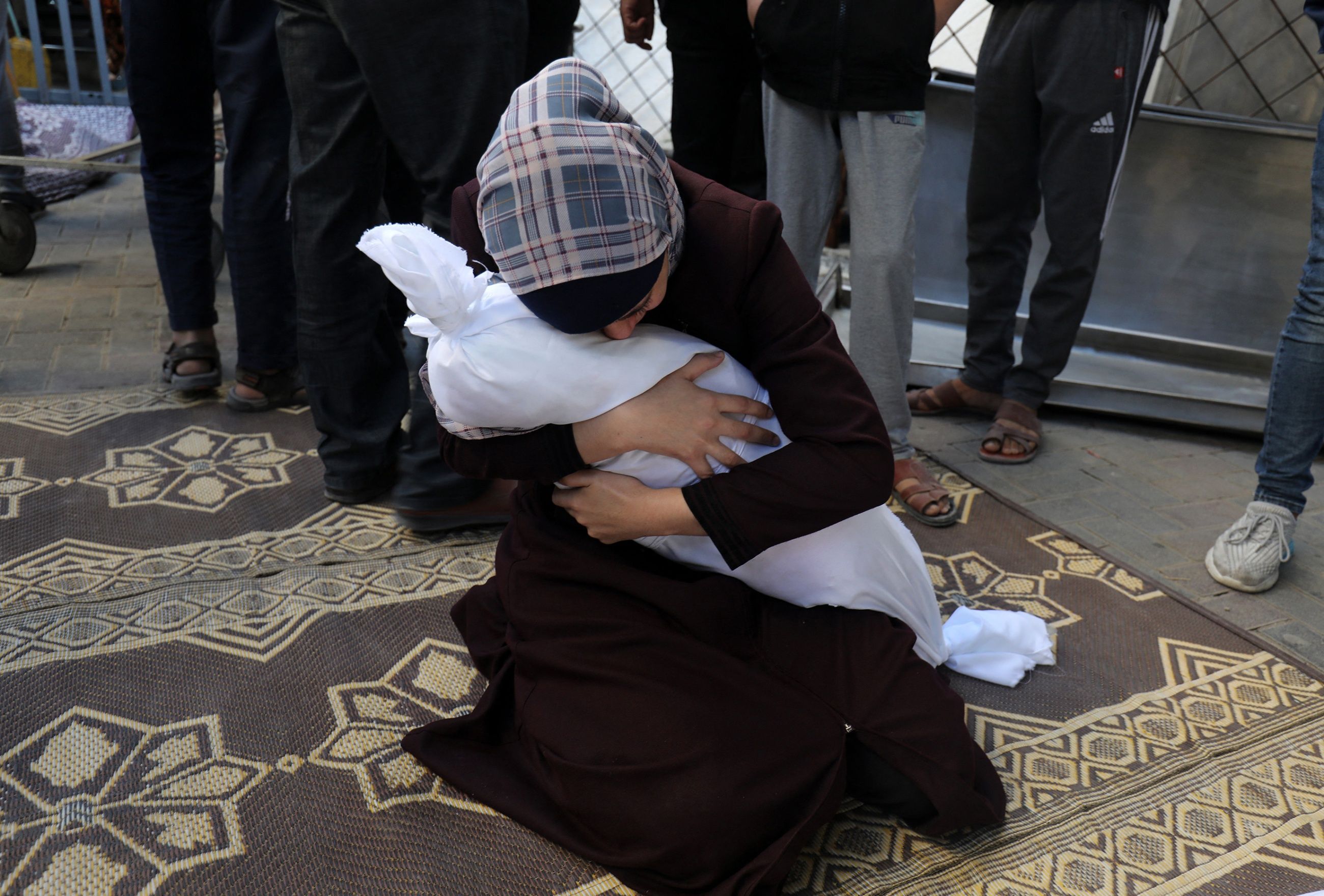 knusende: En palestinsk mamma klamrer seg til sitt døde barn på En-Necca-sykehuset i Gaza.