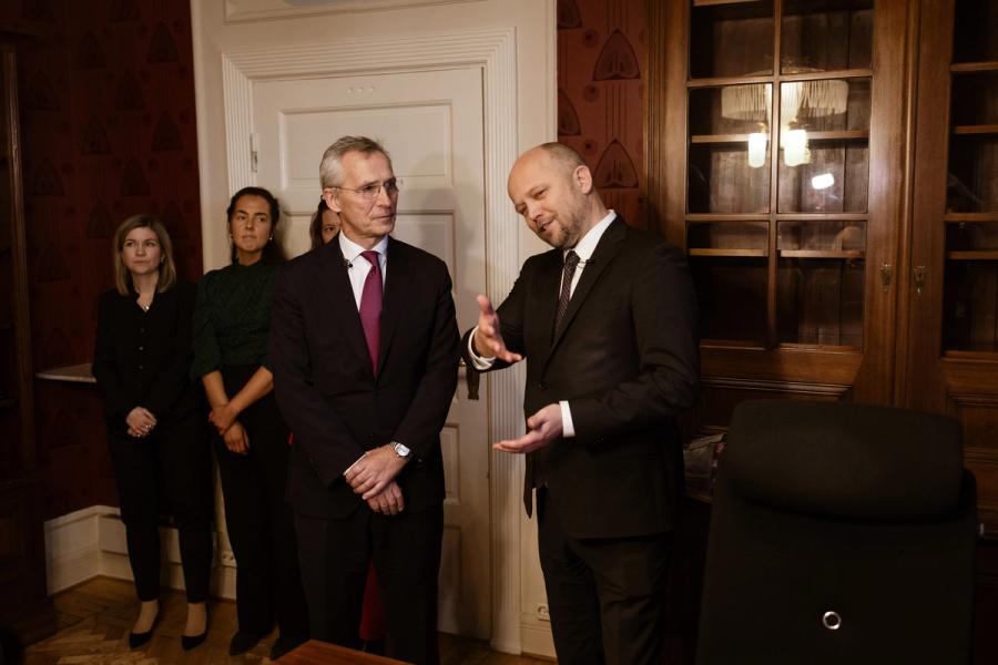 Ap-regjeringens skattelettelser er det naboene til Jonas Gahr Støre, Jan Christian Vestre, Jens Stoltenberg og Espen Barth Eide som tjener mest på, sier Senterpartiets leder.