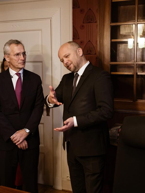 Ap-regjeringens skattelettelser er det naboene til Jonas Gahr Støre, Jan Christian Vestre, Jens Stoltenberg og Espen Barth Eide som tjener mest på, sier Senterpartiets leder.