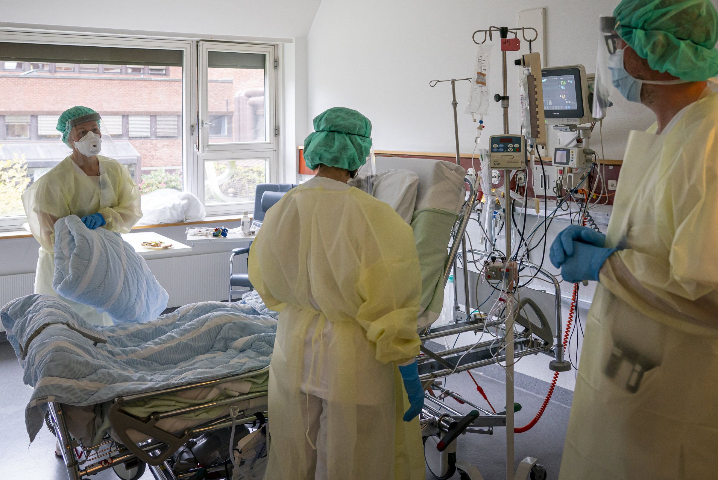 Oslo 20200522. 
 Intensivsykepleier Anne Brekke (t.v.), medisinerstudent Aurora Refsum og bioingeniør Borger Christian Grime behandler en eldre kvinne med covid-19 symptomer på intensivavdelingen på Diakonhjemmet i Oslo. 
 Foto: Heiko Junge / NTB