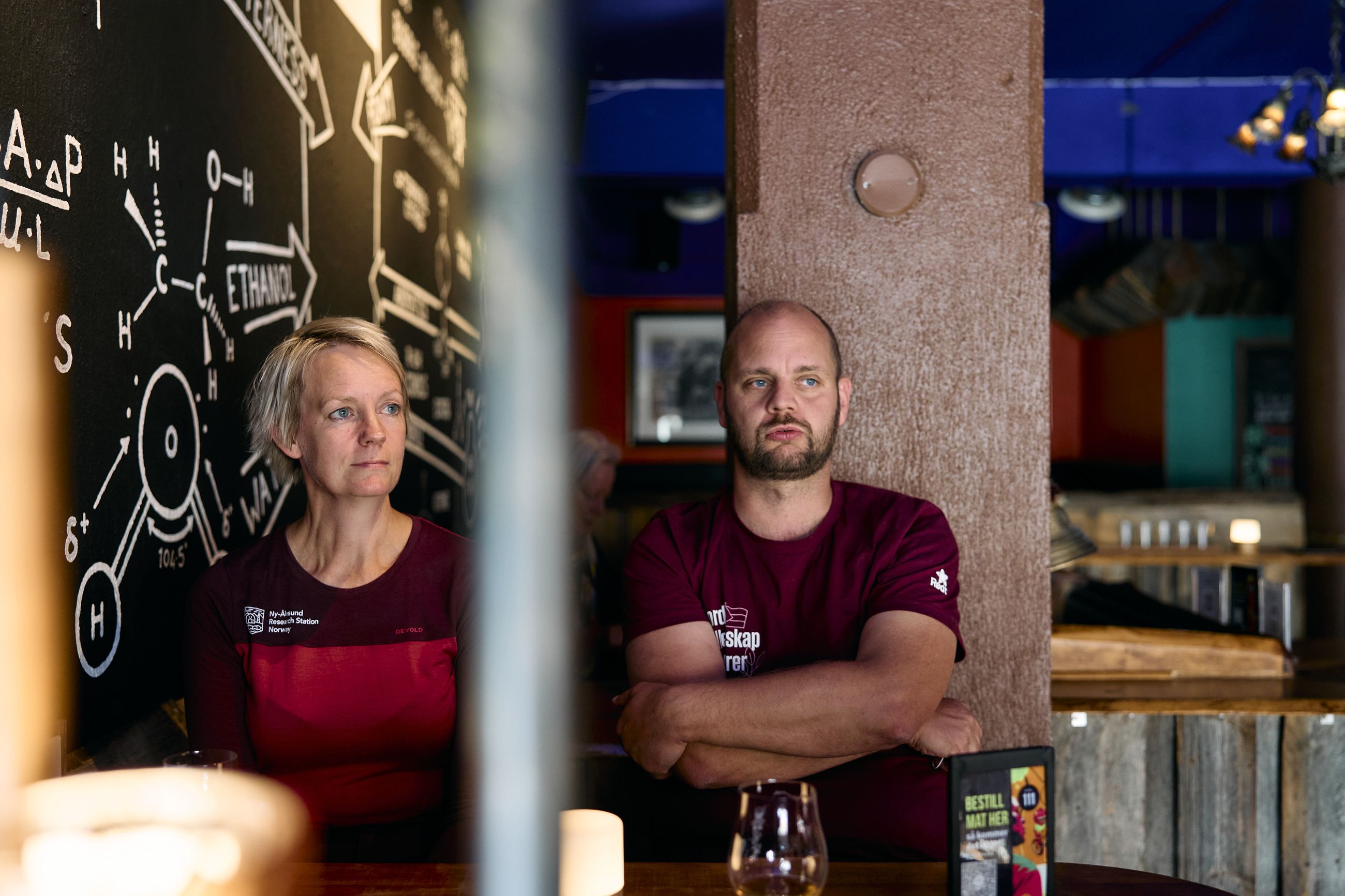 Inni er vi like: Ingrid Fiskaa (SV) og Mímir Kristjánsson (Rødt) møttes på bar for å diskutere hvem som stjeler velgere fra hvem.