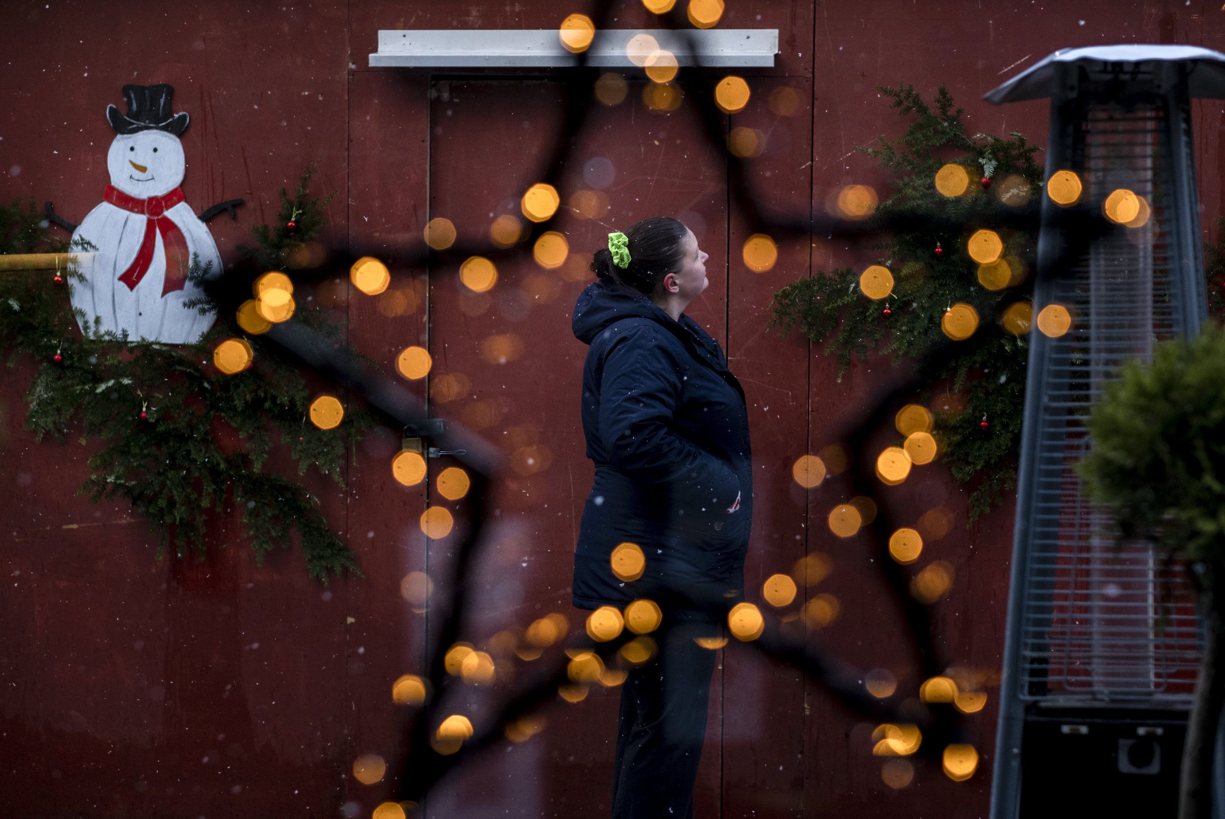 Alenemoren Cathrine har sett seg nødt til å be om hjelp via Finn.no for å kunne lage litt julestemning for de to sønnene sine