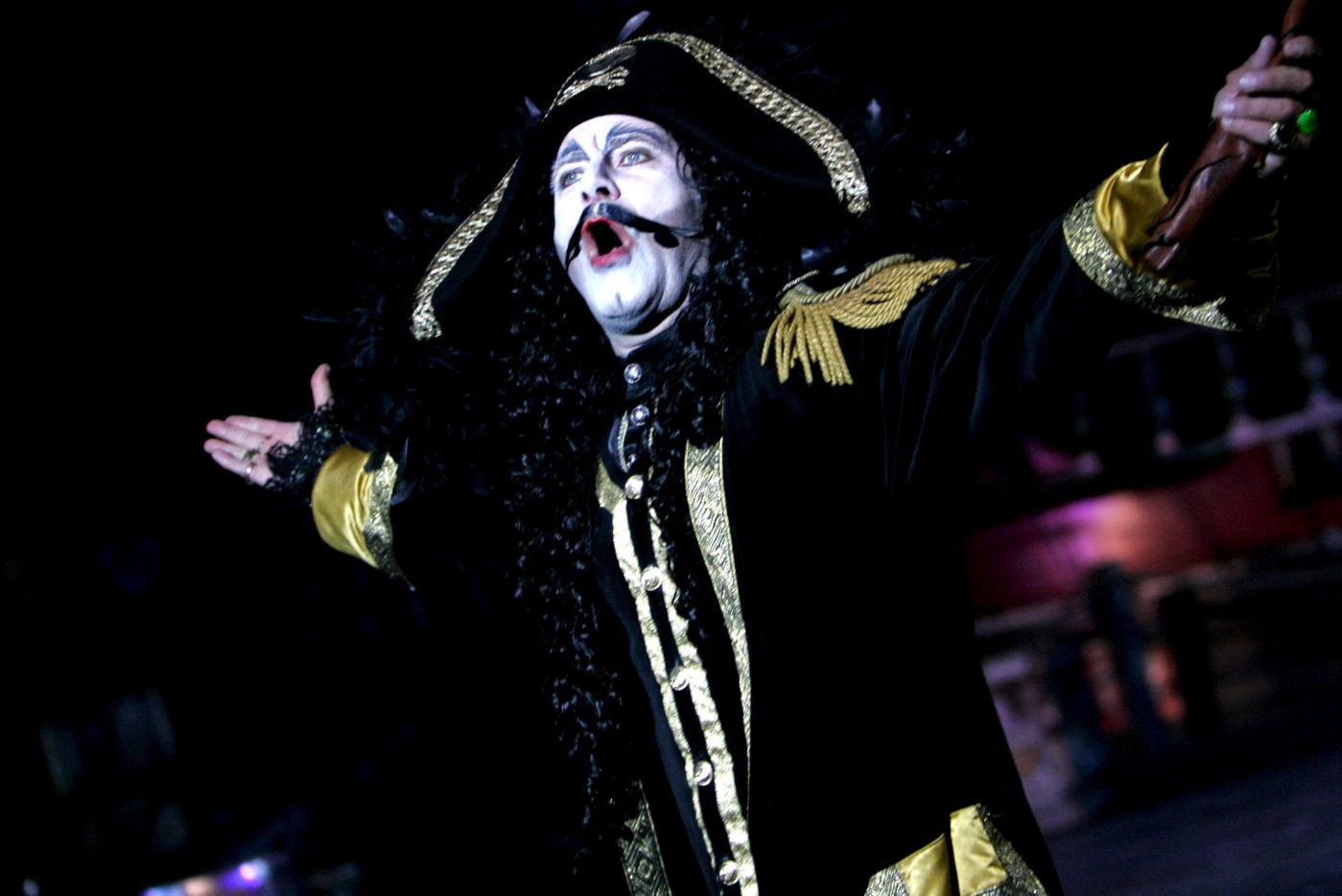 KRISTIANSAND 20070709 
 Dyreparken i Kristiansand. Premiere på den nye forestillingen "Kaptein Sabeltann og Den Forheksede Øya". Kaptein Sabetann spilles i år av Svein Roger Karlsen og greven Gral av Håvard Bakke. 
 FOTO: KJELL INGE SØREIDE