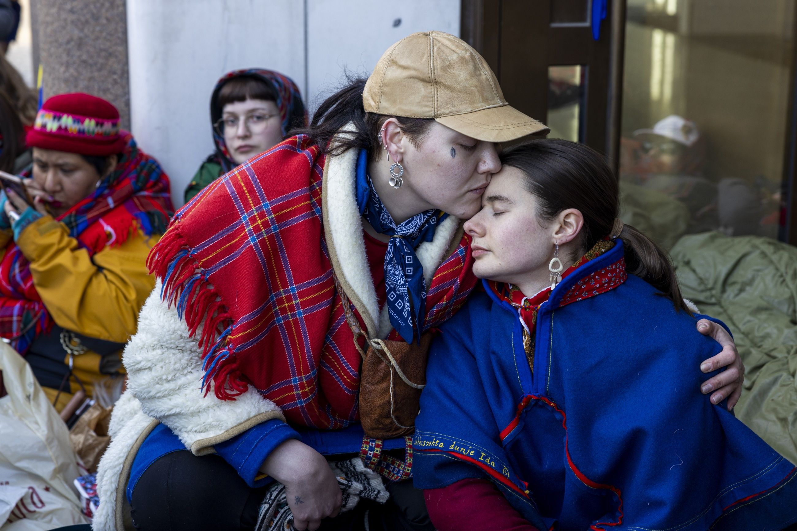 Protest: ­Timimie Märak og Ida ­Helene Benonisen demonstrerte utenfor Stor­tinget i går.