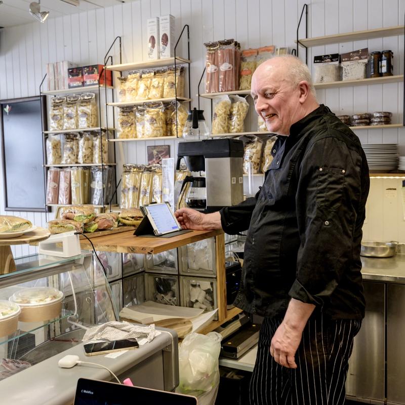 Bakeren: Johnny Danielsen eier og driver den italienske kafeen Johnny’s lunch bar i Kirkenes.