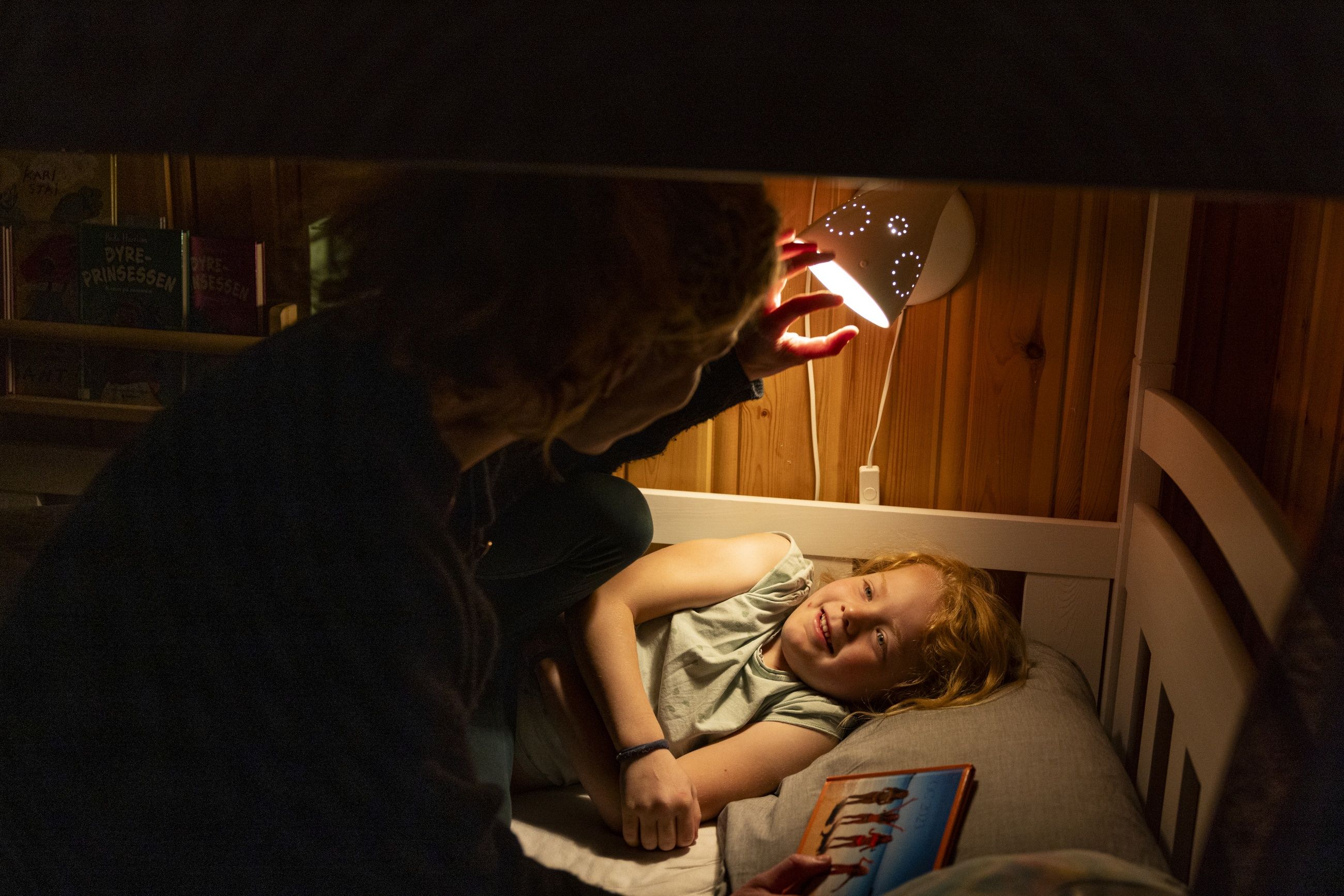 Snart kveld: Ragnhild Hesla Breie legger Ingvild (6) hjemme i Bismo i Skjåk.